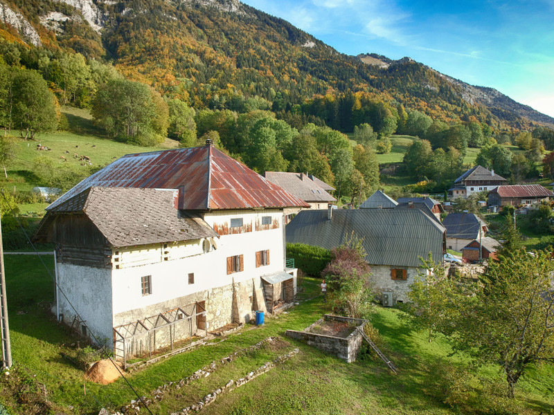 House in AillonleVieux Savoie Atypical barn to renovate with a spacious twobedroom