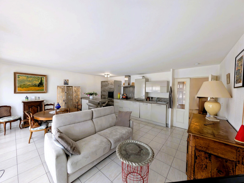 French property for sale in Avignon, Vaucluse - €186,000 - photo 2