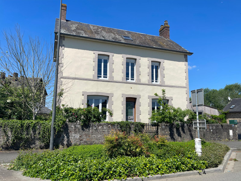 French property for sale in Chantrigné, Mayenne - €150,000 - photo 2