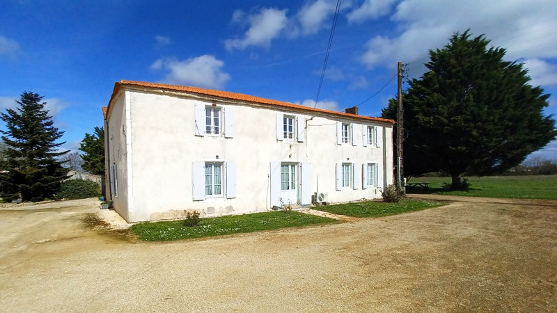 Maison à vendre à Angliers, Charente-Maritime - 651 900 € - photo 1