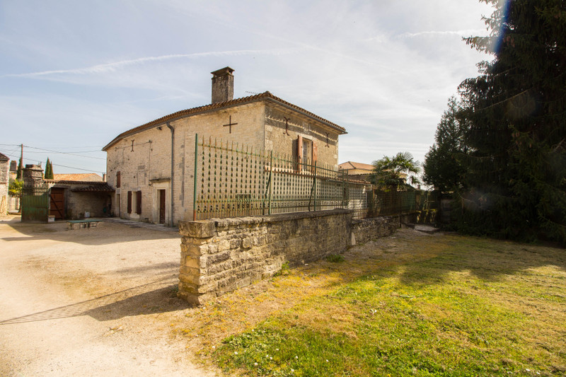 French property for sale in Angoulême, Charente - €233,200 - photo 2