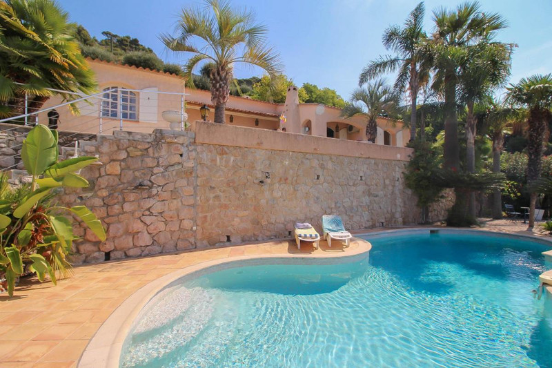 Maison à vendre en PACA AlpesMaritimes Menton Villa avec piscine et