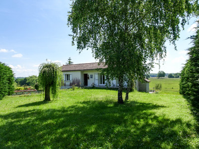 Maison à vendre à Montmoreau, Charente, Poitou-Charentes, avec Leggett Immobilier