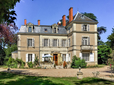Beautiful Château near Périgueux with easy access to amenities, great opportunity!