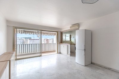 French property for sale in Antibes, Alpes-Maritimes - €550,000 - photo 2