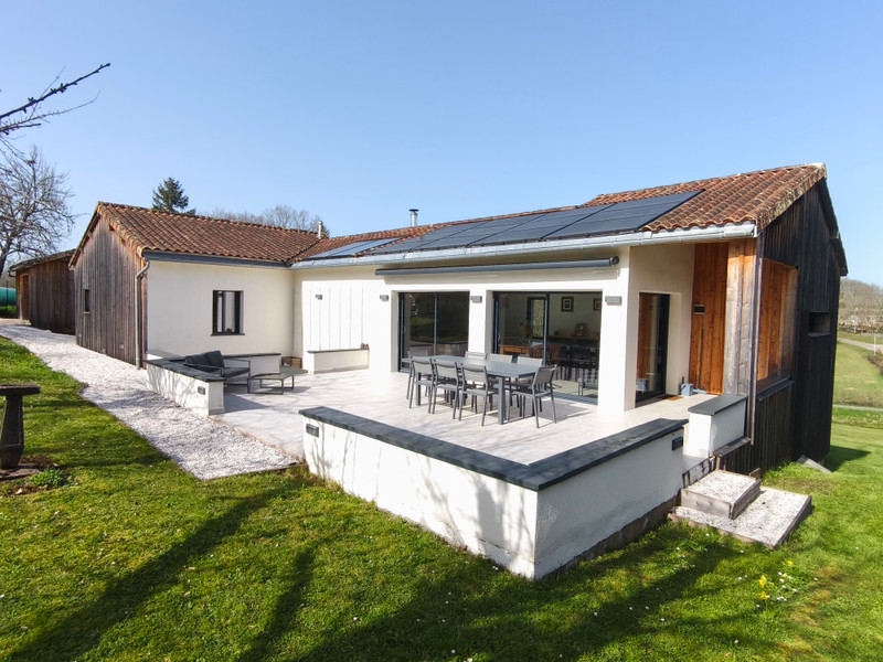 Propriété à vendre à Mainzac, Charente - 240 750 €