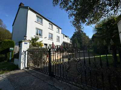 A spectacular 8 bedroom home on the popular Nantes-Brest canal, currently running as a successful B&B