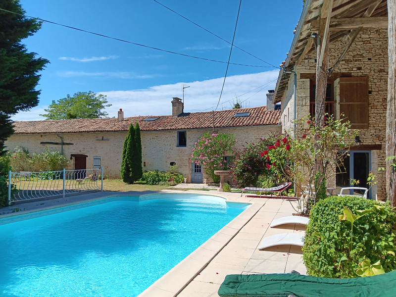 Maison à vendre à Brux, Vienne - 339.200 € - photo 1