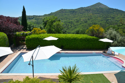 Grand domaine dans la campagne provençale, avec deux maisons, vue exceptionnelle, 3200 oliviers et truffières