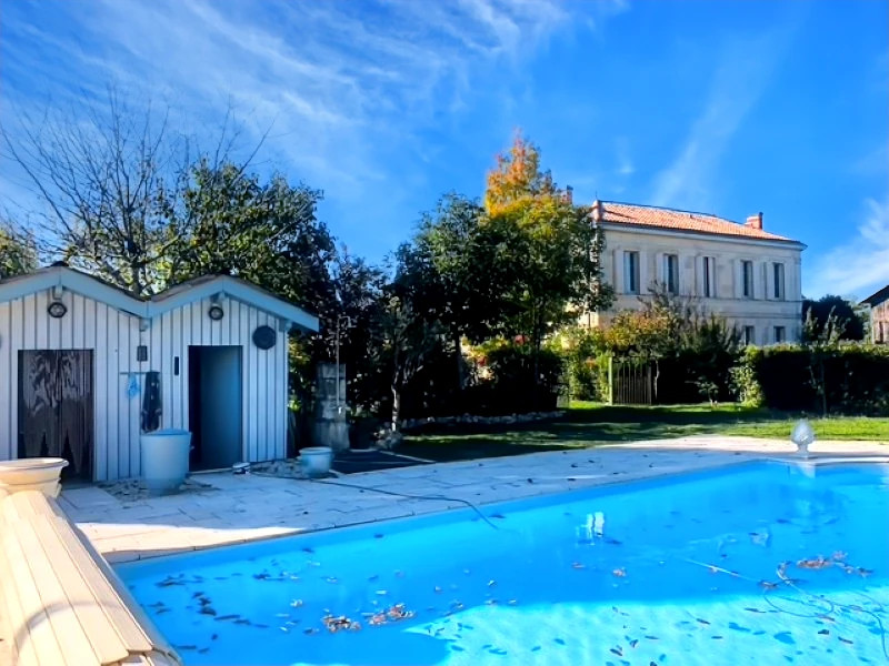 Propriété à vendre à Saint-Germain-d'Esteuil, Gironde - 756 000 €