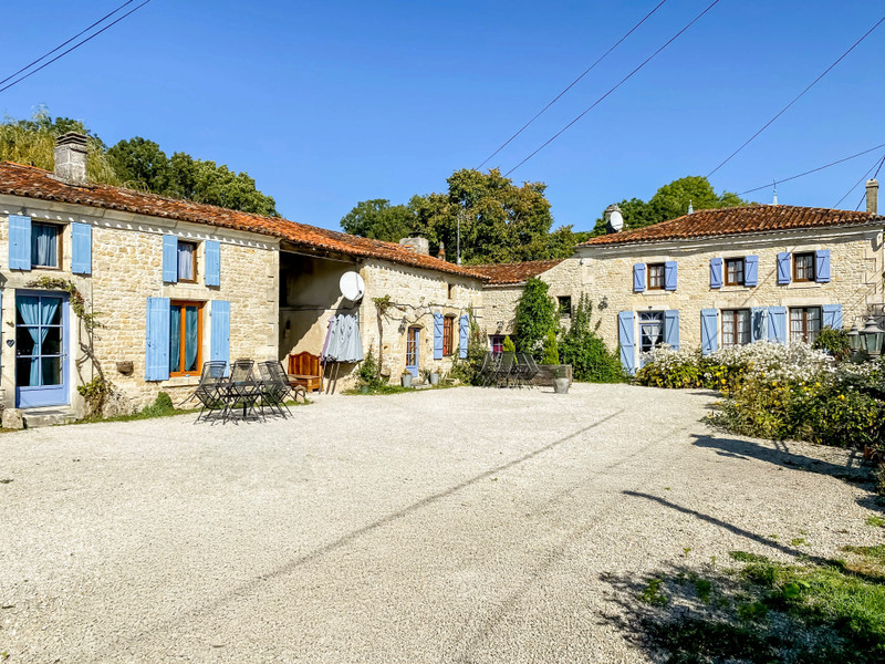 Maison à vendre à Néré, Charente-Maritime - 695.000 € - photo 1