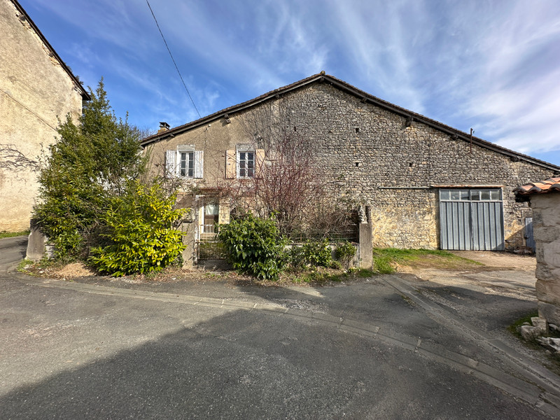 Maison à vendre à Saint-Germain-de-Montbron, Charente - 56.600 € - photo 1