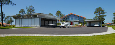 Stunning villa with a large hangar in a private secure Aviation Village in Biscarrosse. 