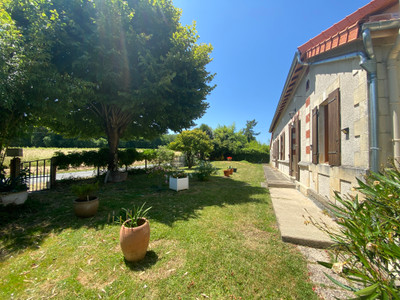 French property for sale in Pommiers-Moulons, Charente-Maritime - €395,000 - photo 1