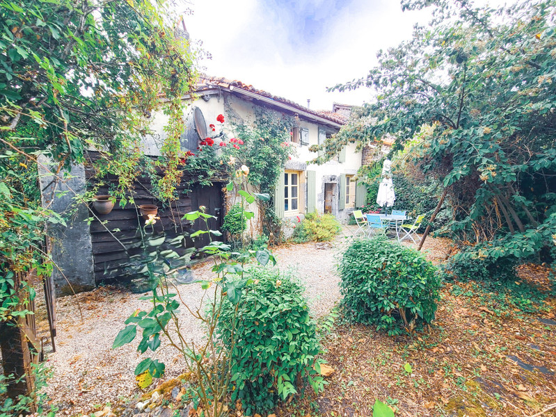 Maison à vendre à Chassiecq, Charente - 82.500 € - photo 1