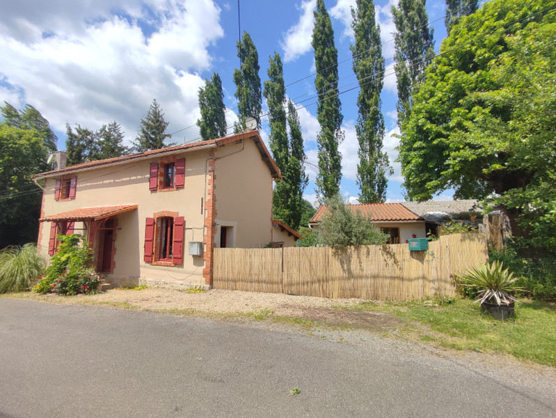 Maison à vendre à Nanteuil-en-Vallée, Charente - 185 500 € - photo 1