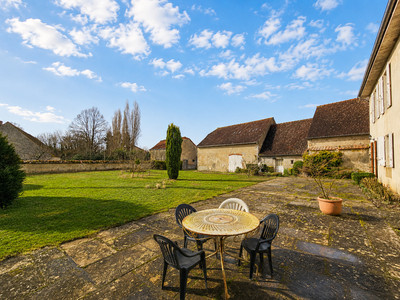 French property for sale in Le Veurdre, Allier - €214,000 - photo 1