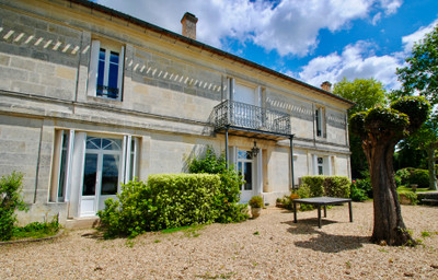 MAISON DE MAÎTRE très élégante avec piscine couverte. Emplacement privilégié sur les rives de la Dordogne.