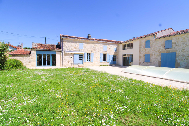 French property for sale in Nuaillé-sur-Boutonne, Charente-Maritime - €315,650 - photo 0