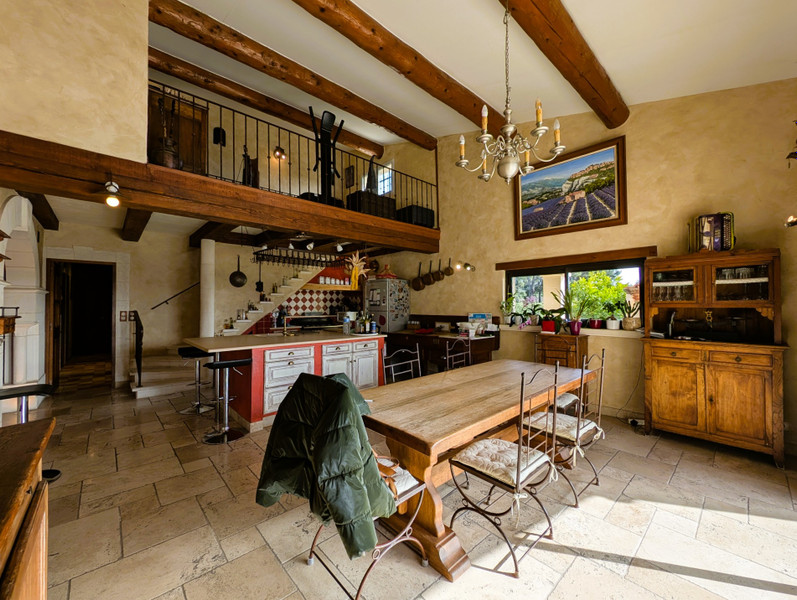 French property for sale in Vedène, Vaucluse - €438,000 - photo 1