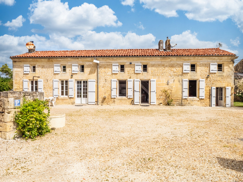 Maison à vendre à Saint-Palais-de-Phiolin, Charente-Maritime - 466.400 € - photo 1