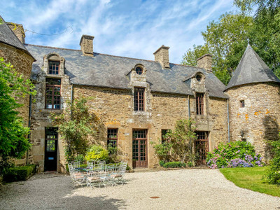 Stunning Manor house in beautiful grounds with a moat and a lake situated 35 min from the Mont St Michel