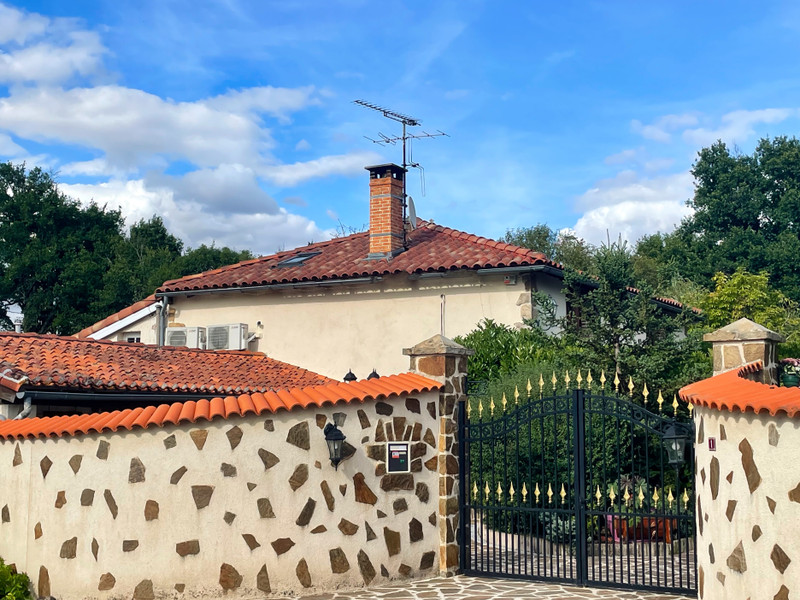 Maison à vendre à Oradour-Fanais, Charente - 278.200 € - photo 1