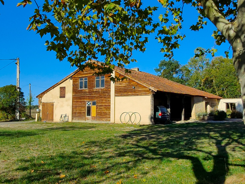 House in SaintPéDelbosc HauteGaronne Restored barn with a second