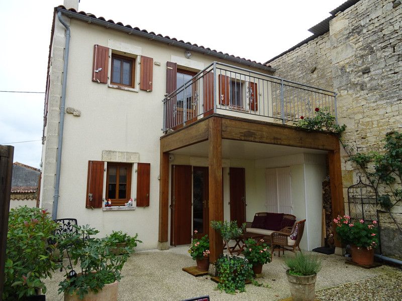 House in Jarnac Charente Immaculate 3 bedroom, 2 bathroom, detached