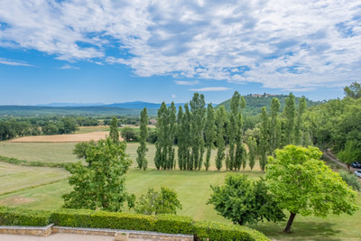 Bastide en pierre et domaine de 98 ha au cœur de la Provence, entièrement privé.