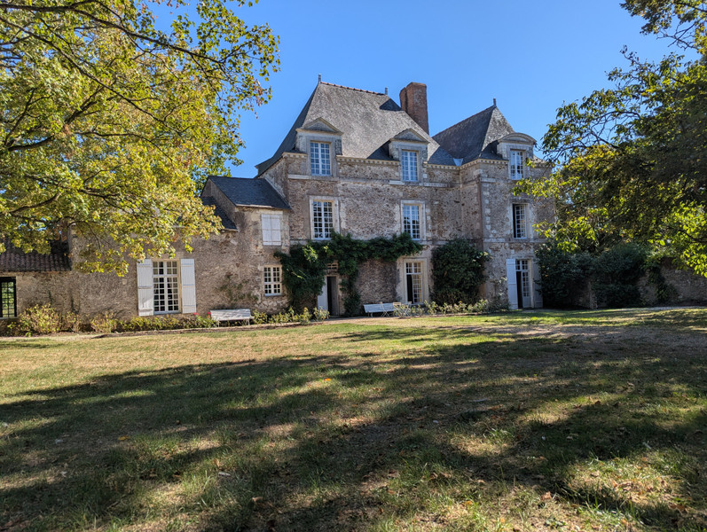 French property for sale in Le Loroux-Bottereau, Loire-Atlantique - €982,000 - photo 0