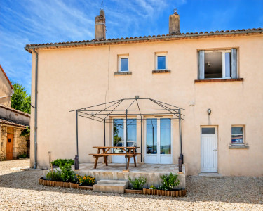 Maison à vendre à Villebois-Lavalette, Charente, Poitou-Charentes, avec Leggett Immobilier