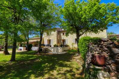 LUBERON - Magnificent property with heated pool and a landscaped garden  in a peaceful setting.