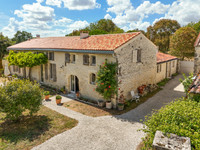 Propriété à vendre à Aumagne, Charente-Maritime - 340 200 € - photo n°1