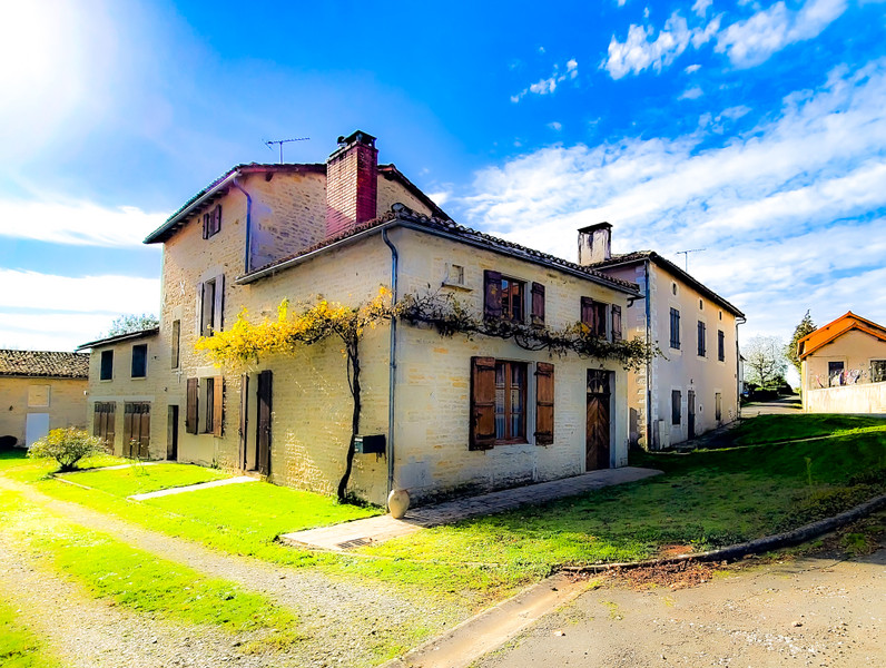 Maison à vendre à Chatain, Vienne - 214.000 € - photo 1