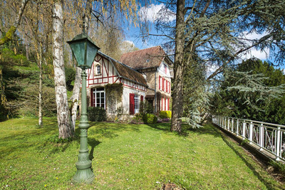 Magnificent 220m² Anglo-Norman style house set in 7650m² of wooded grounds with stunning views.