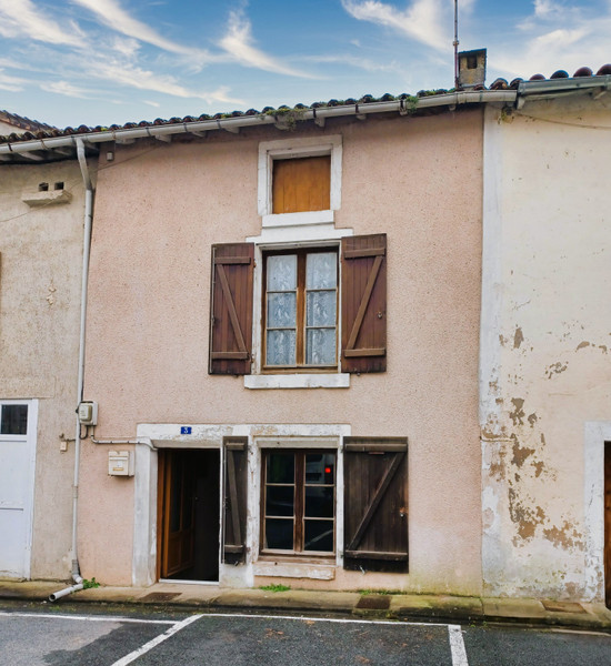 Maison à vendre à La Mothe-Saint-Héray, Deux-Sèvres - 29 999 € - photo 1