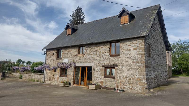 French property for sale in Carelles, Mayenne - €333,900 - photo 1