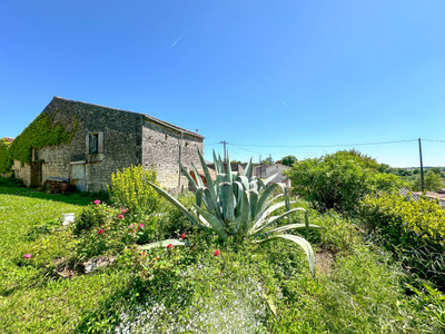 French property for sale in Fontaine-Chalendray, Charente-Maritime - €183,600 - photo 3