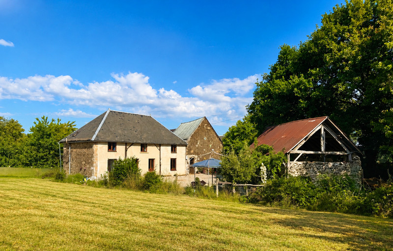 French property for sale in Neuilly-le-Vendin, Mayenne - €178,100 - photo 0