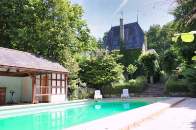 Manor house recently run as upmarket B&B. Function room, pool with covered entertainment area, beautiful park.