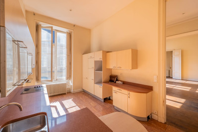 UNDER OFFER. Elegant 3-bedroom flat to renovate in the historic Hôtel de Saige