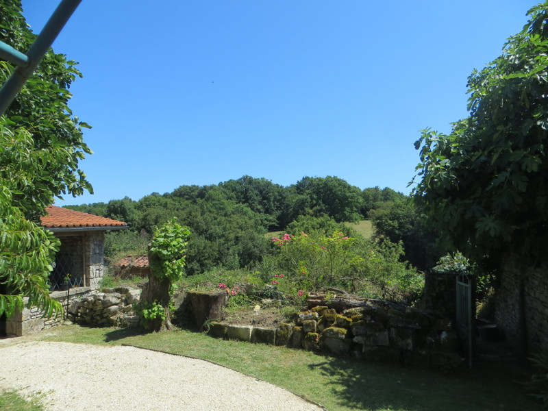 Maison à Benest, Charente - photo 1