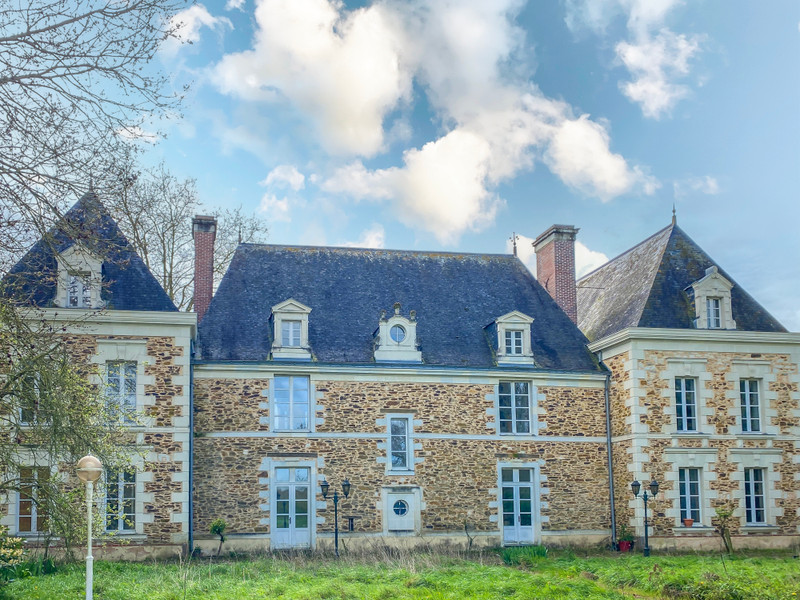 Vente Maison 500m² 12 Pièces à Erdre-en-Anjou (49220) - Leggett Immobilier