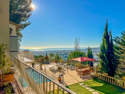 Mougins, magnificent 7-room house with heated swimming pool and stunning sea views.