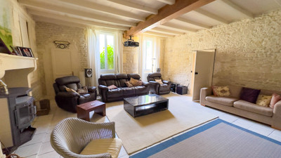 Impressive 5 bedroom maison de maitre with swimming pool, gardens and barns close to market town.