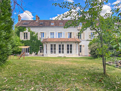 CLOSE TO THE CASTLE - MANSION OF 354 SQM WITH ENCLOSED GARDEN AND GARAGE