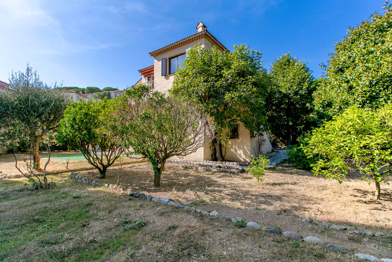 French property for sale in Villefranche-sur-Mer, Alpes-Maritimes - €1,890,000 - photo 2