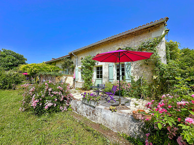 Maison à vendre à Bonnes, Charente, Poitou-Charentes, avec Leggett Immobilier
