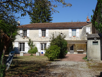 Maison à vendre à La Couronne, Charente, Poitou-Charentes, avec Leggett Immobilier